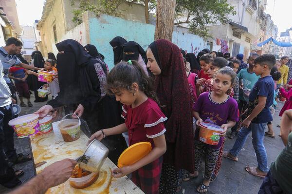 Palestinians receive food in Rafah, southern Gaza Strip, Wednesday, Nov. 8, 2023. Picture: AP Photo/Hatem Ali