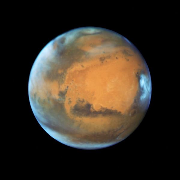 火星的重力约为地球的38%，因此你可以轻松举起重物并在其上活动，网站继续说道。此外，火星的一天与地球的一天非常接近。